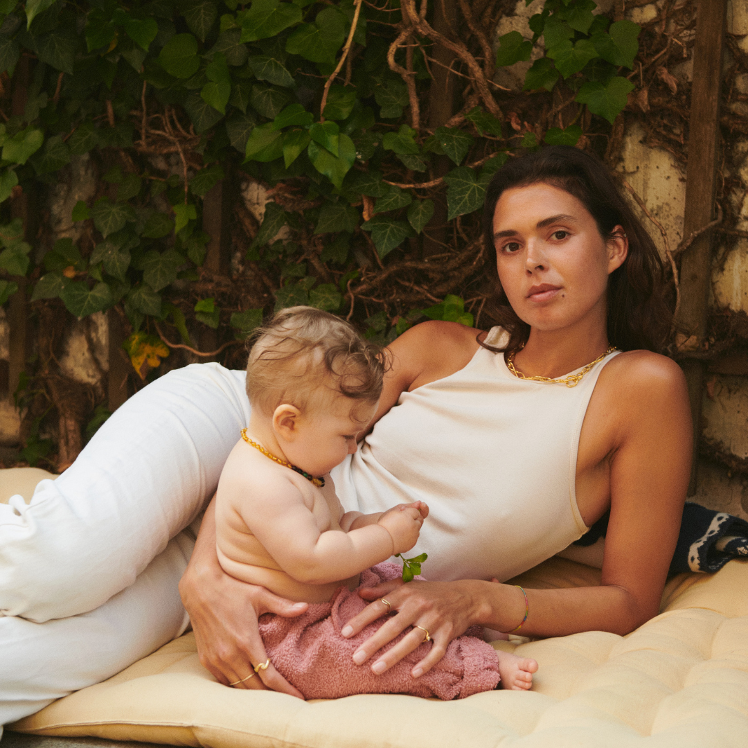 moeder en kind zittend op een bank.