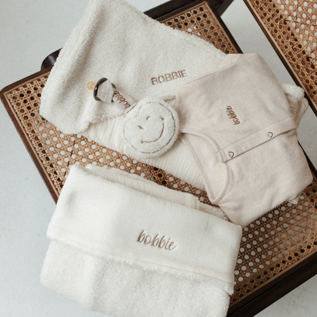 Een gepersonaliseerd babydeken in het wit
