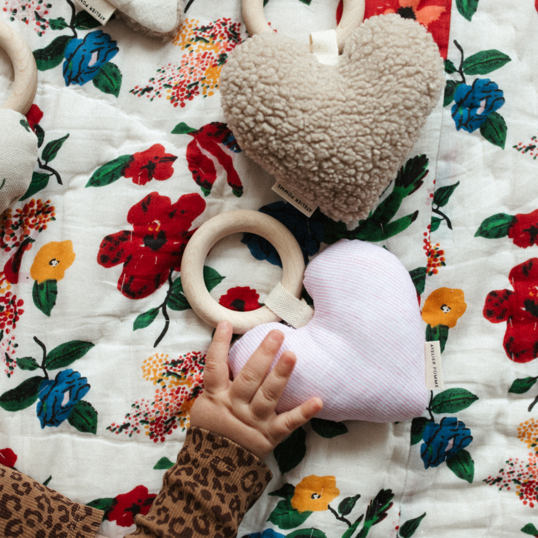 Bijtringen met een roze hartje eraan