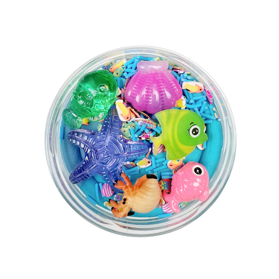 Een blauwe klei voor kinderen met figuurtjes erin