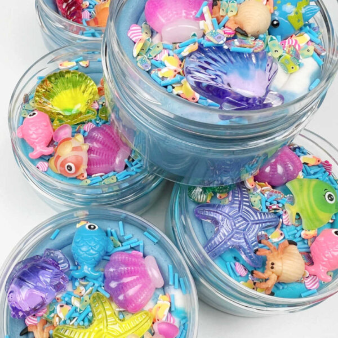 Een blauwe, natuurlijke klei voor kinderen met figuurtjes erin