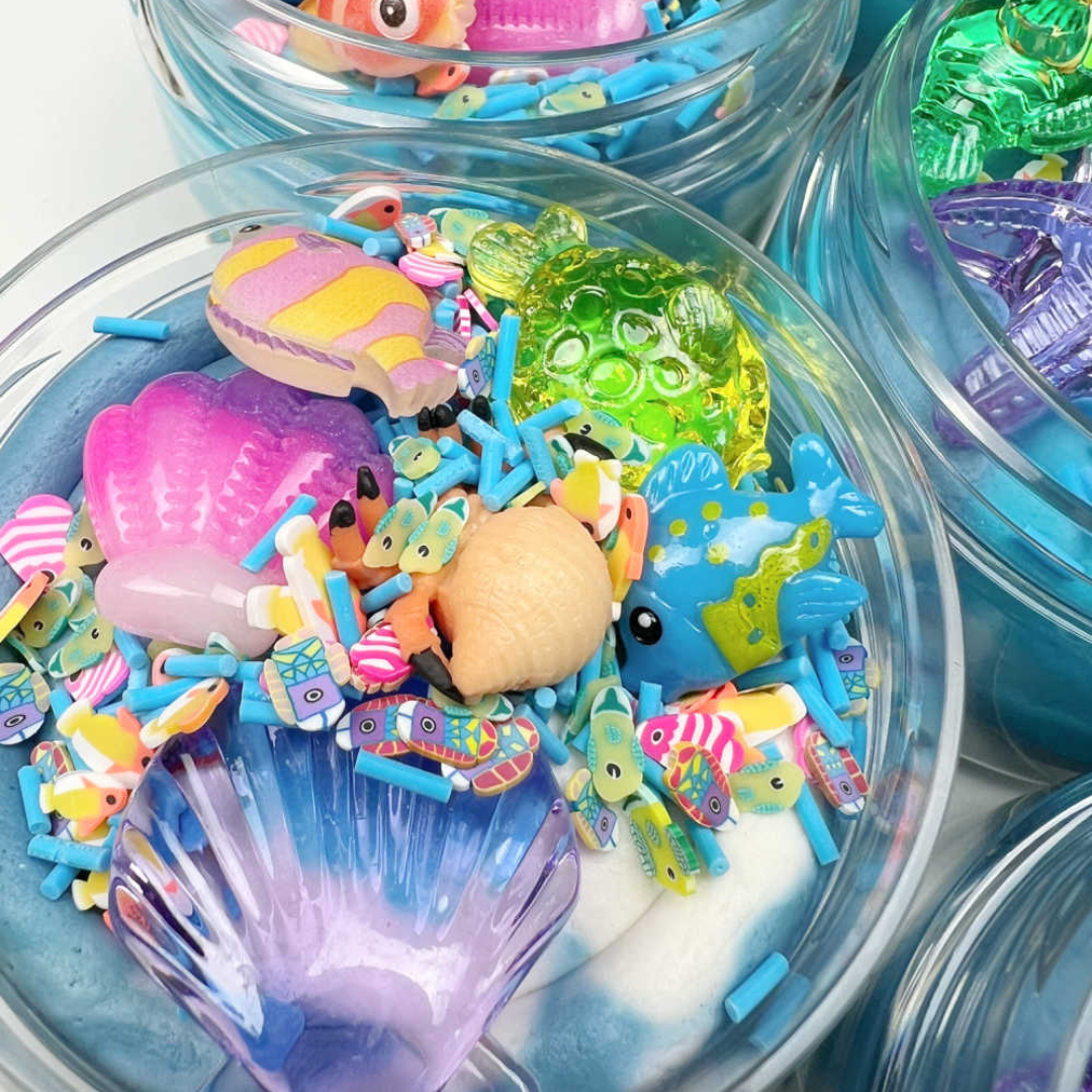 Klei voor kinderen in het blauw en met figuurtjes