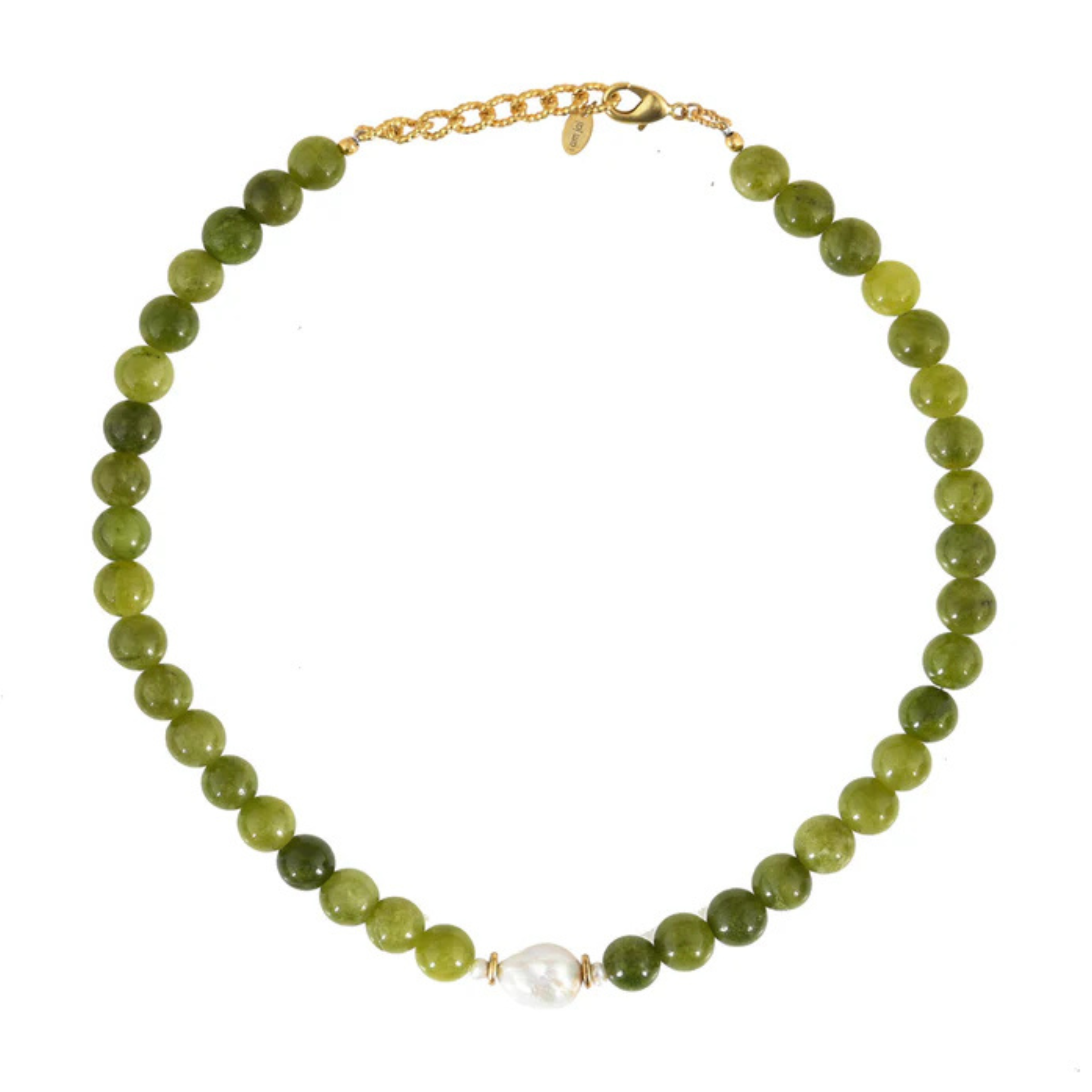 Een ketting met groene parels