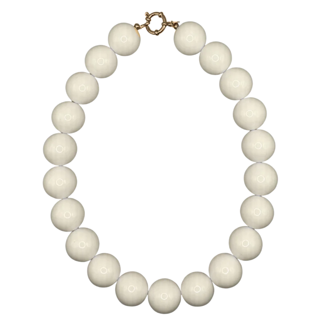 Een witte kralenketting
