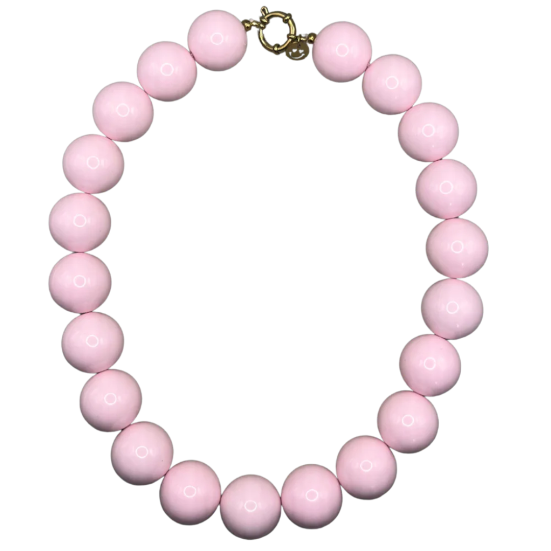 Een roze kralenketting