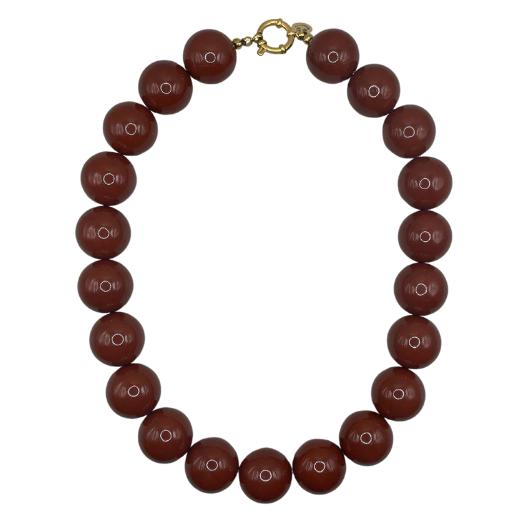 Een bruine kralenketting