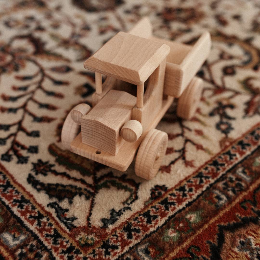 houten speelgoed truck op vloerkleed