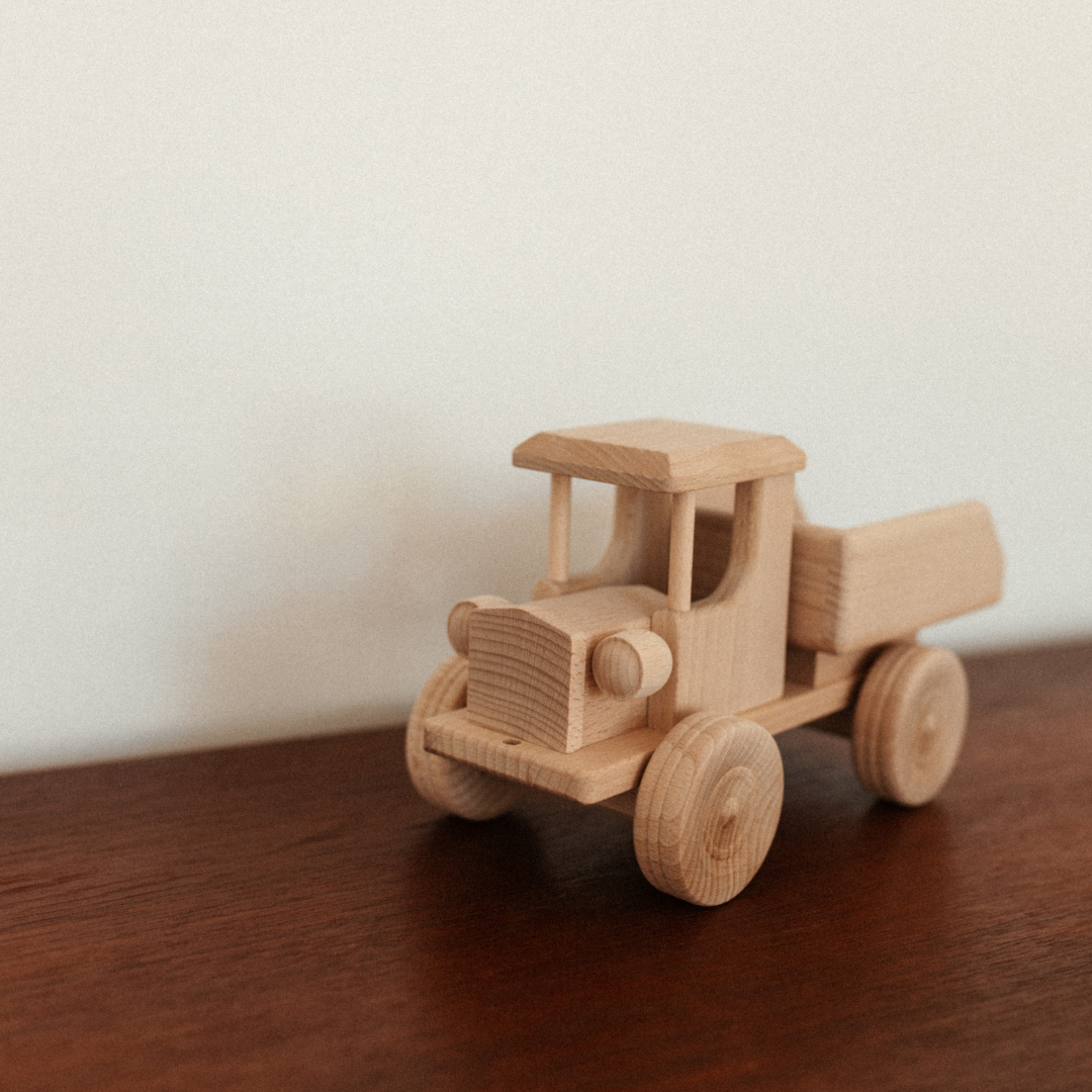 houten speelgoed truck op dressoir.