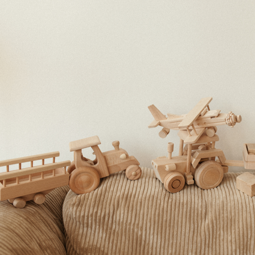 houten speelgoedvoertuigen.