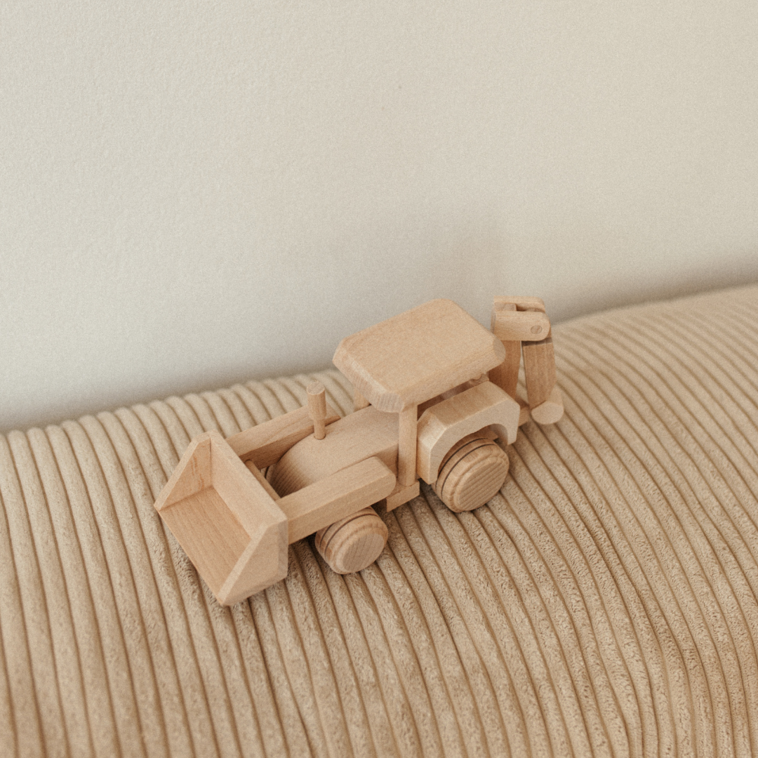 houten speelgoed tractor staat op leuning bank.