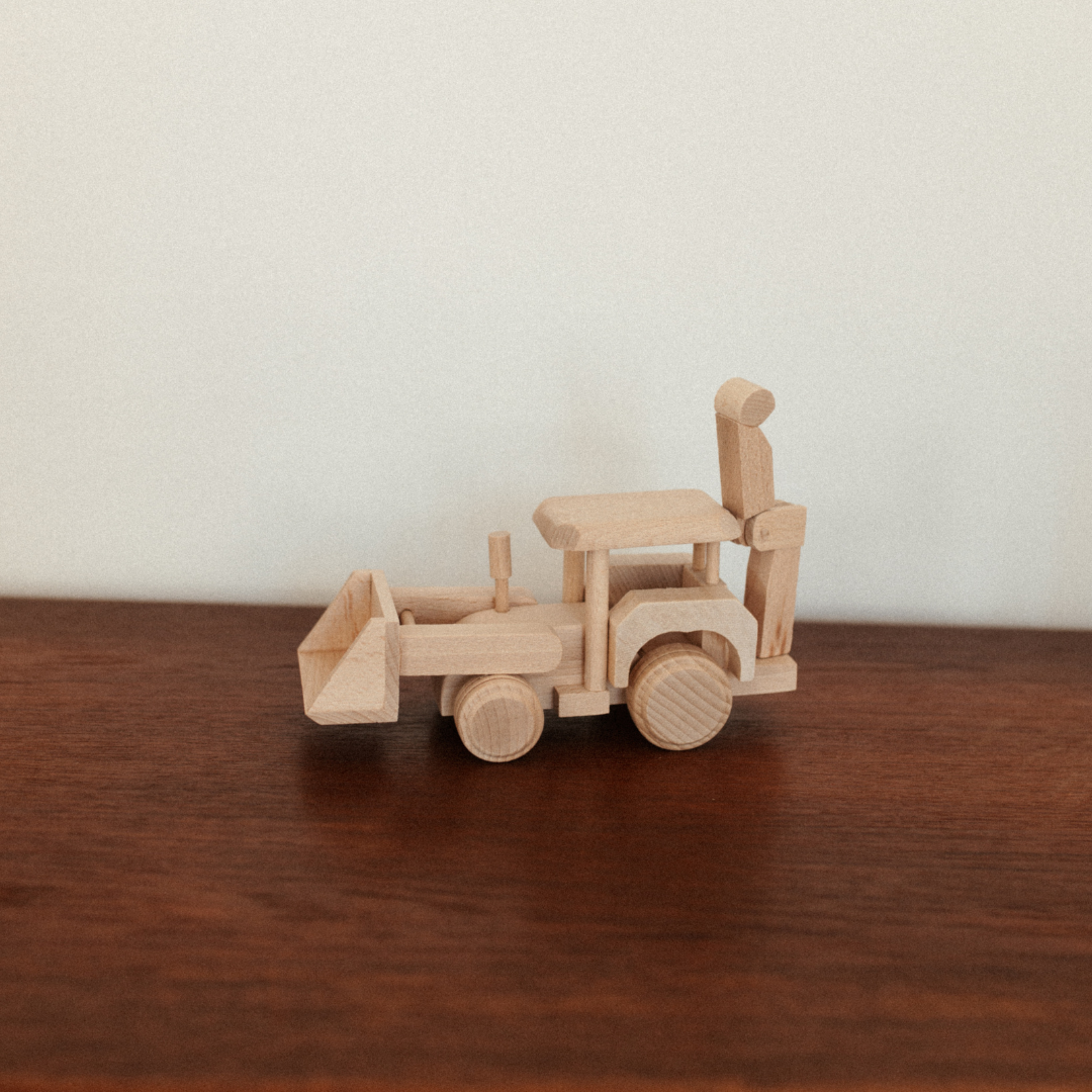 houten speelgoed tractor op dressoir.