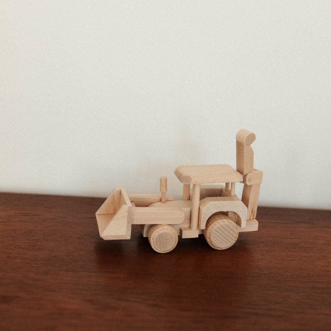 houten speelgoedtractor op dressoir.