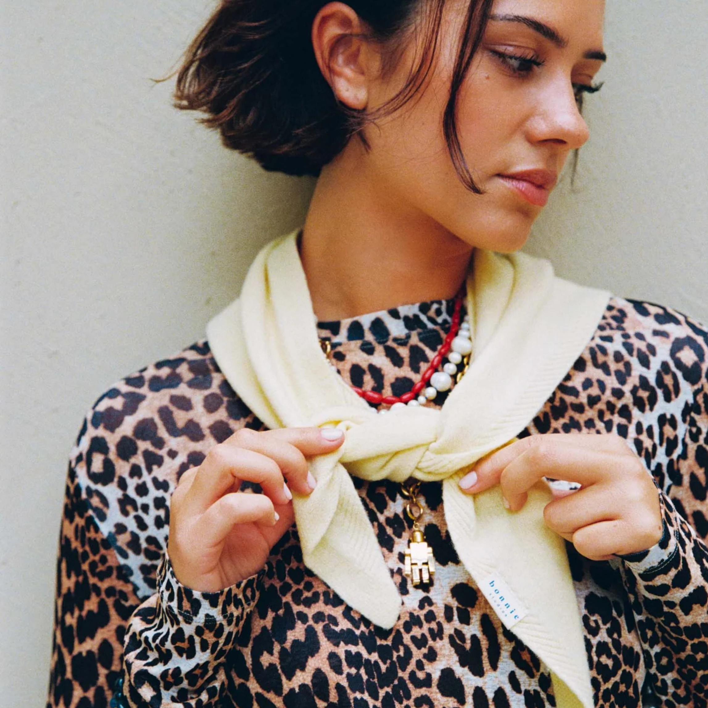 Een witte scarf van wol