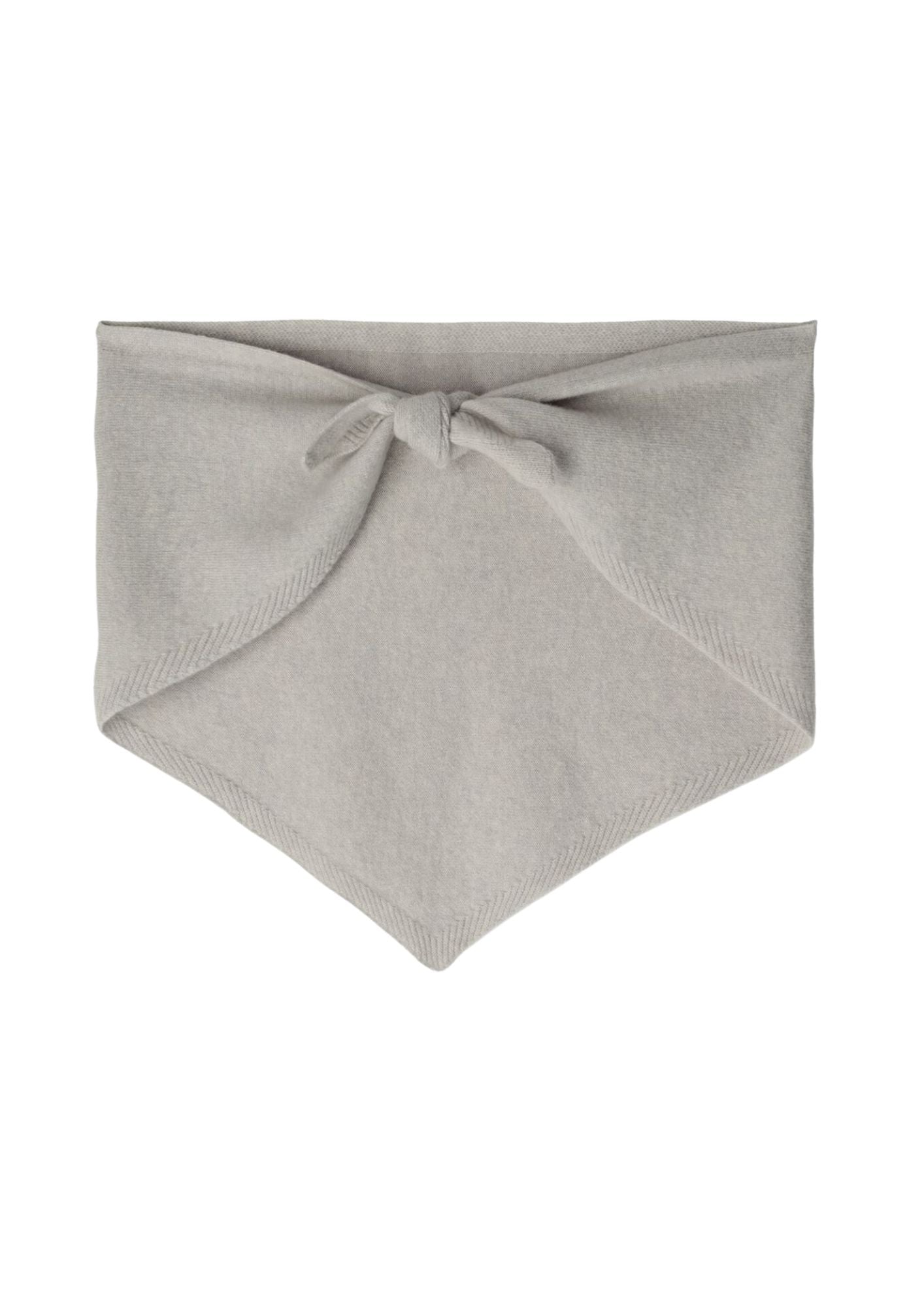 Een grijze scarf van wol