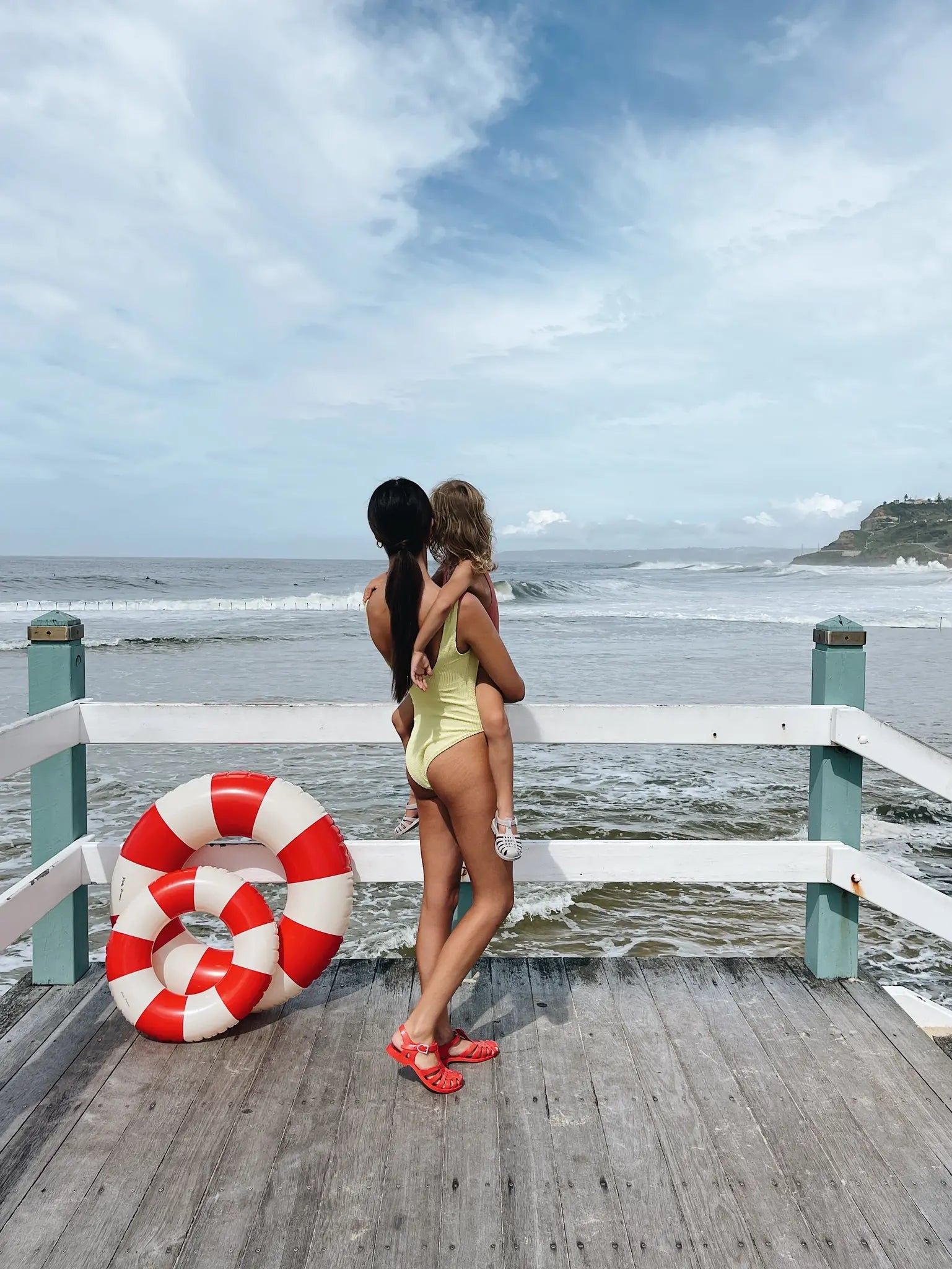 ICONIC FLOATS | SIGNAL