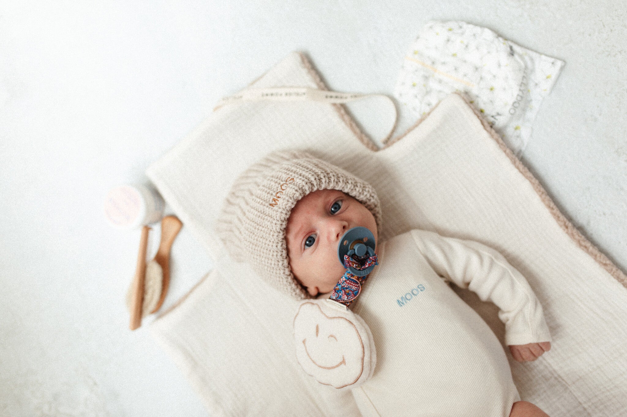 baby met een speen in