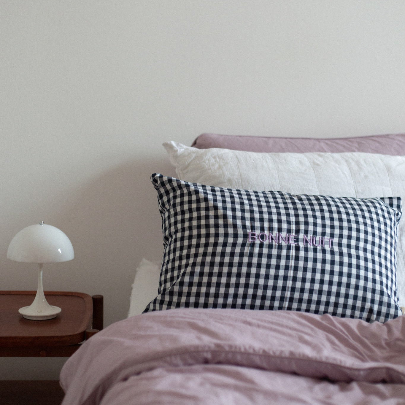 kussen voor op bed met zwart-wit ruitje