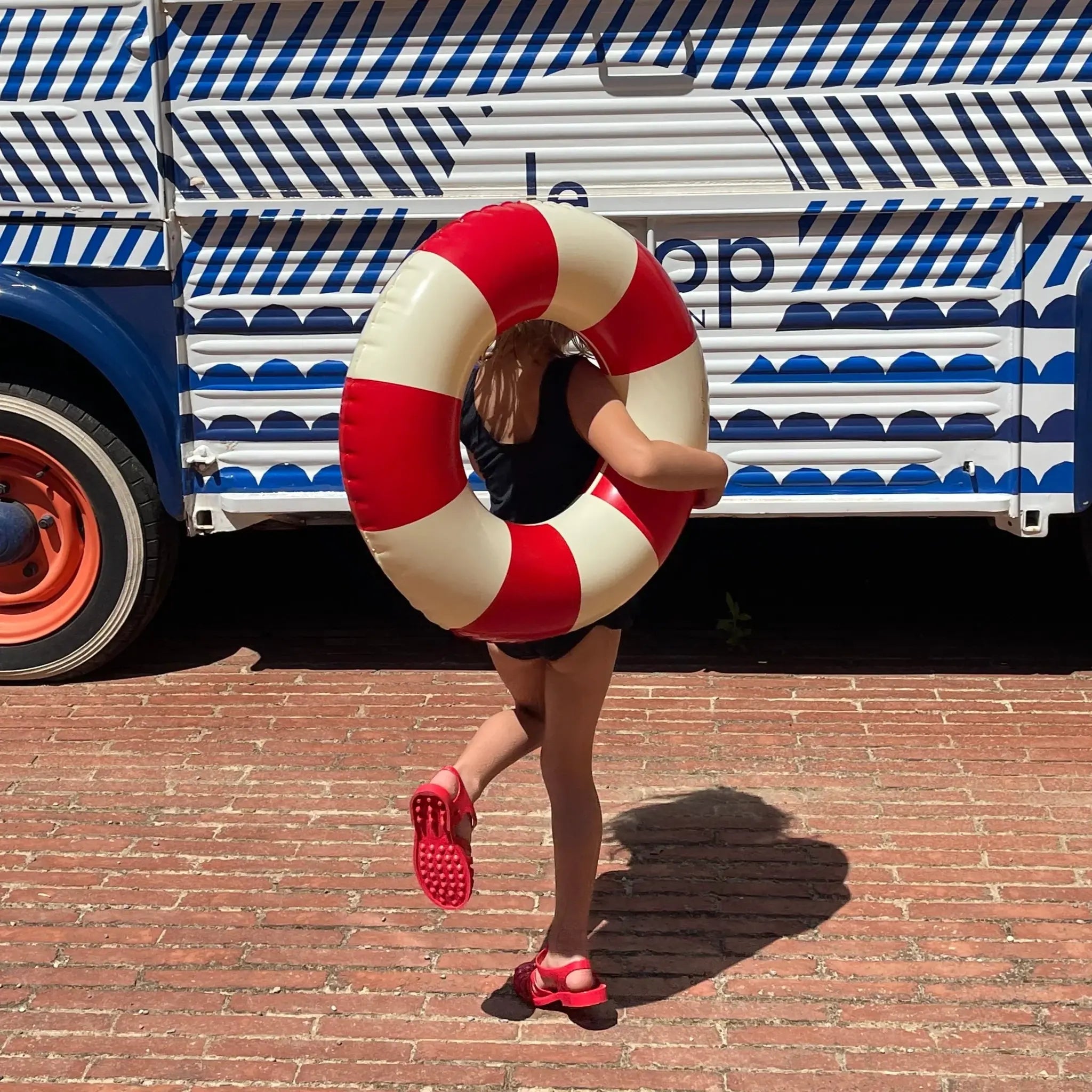 ICONIC FLOATS | SIGNAL