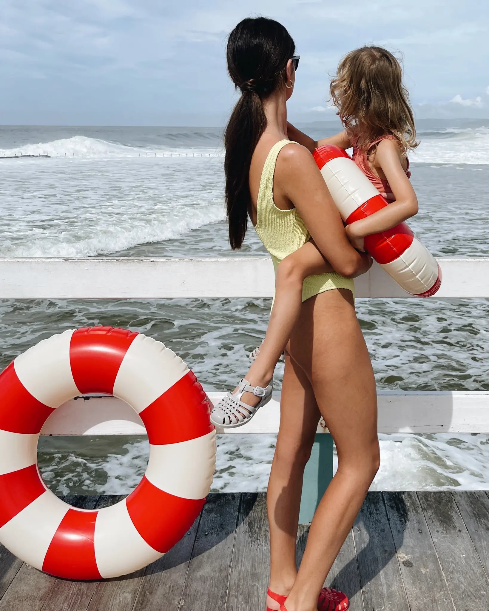 ICONIC FLOATS | SIGNAL