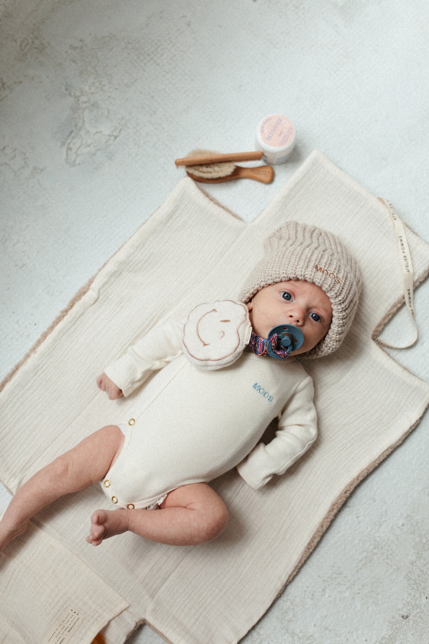 baby met een blauwe rubberen speen in