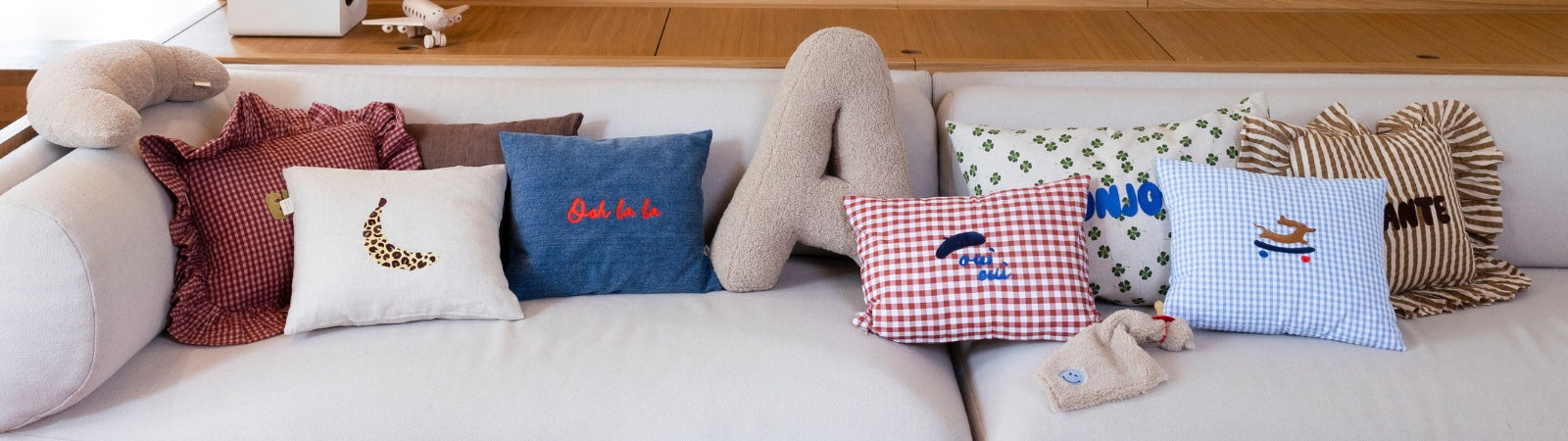 babykamer inspiratie: kinderstoel, nachtlampje en kussens