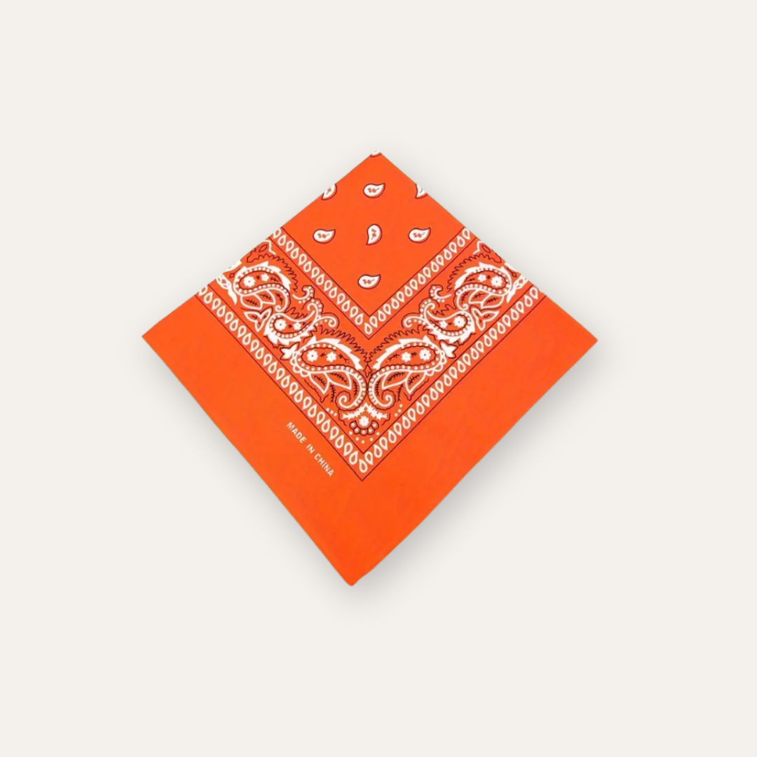 Een oranje bandana scarf 