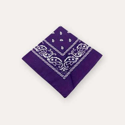 Een paarse bandana scarf 