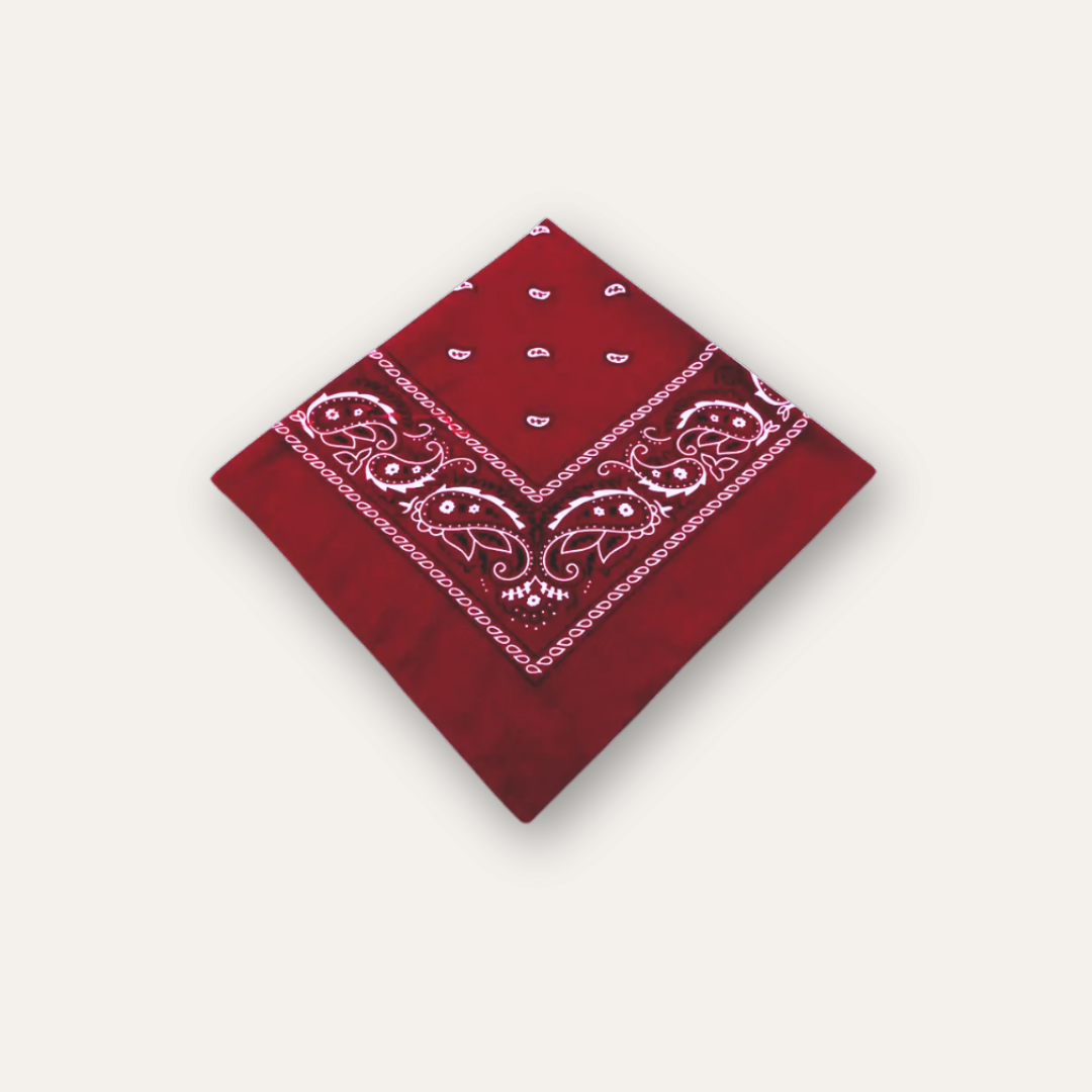 Een burgundy bandana scarf 