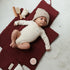 baby ligt op opvouwbare verschoonmat 