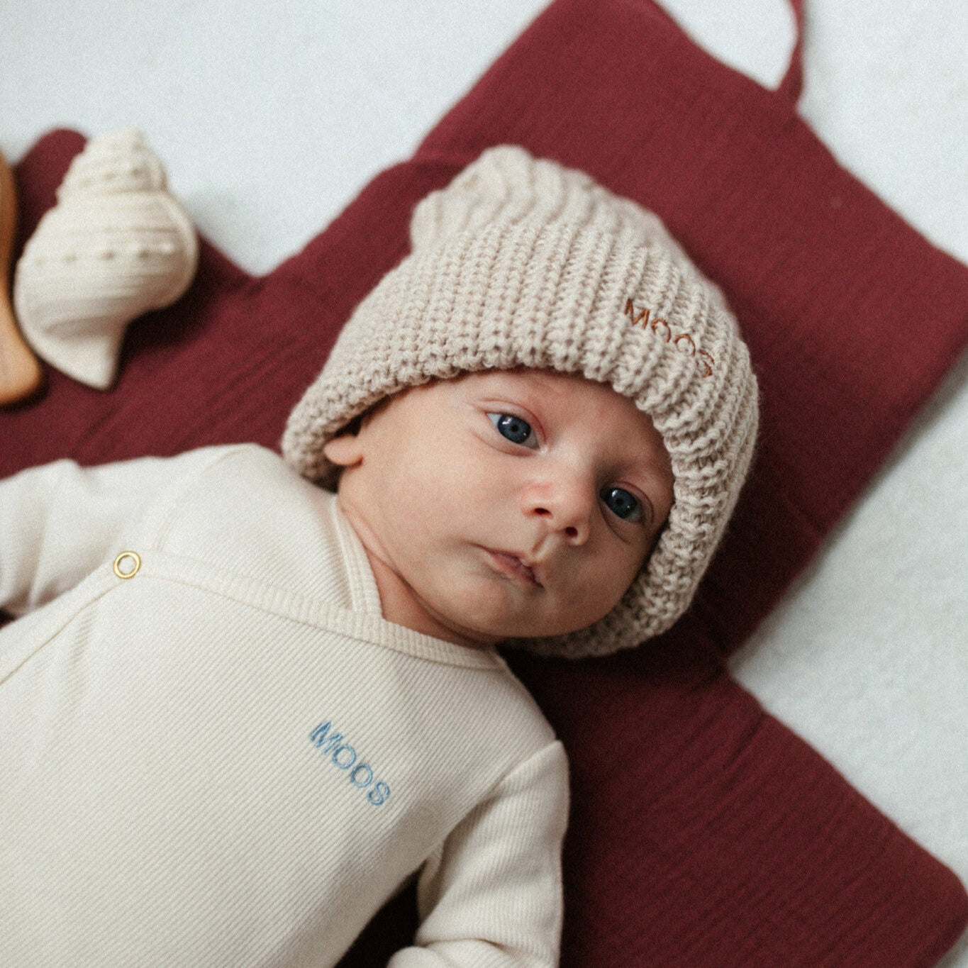 baby ligt op verschoonmat