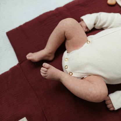 baby ligt op verschoonmat