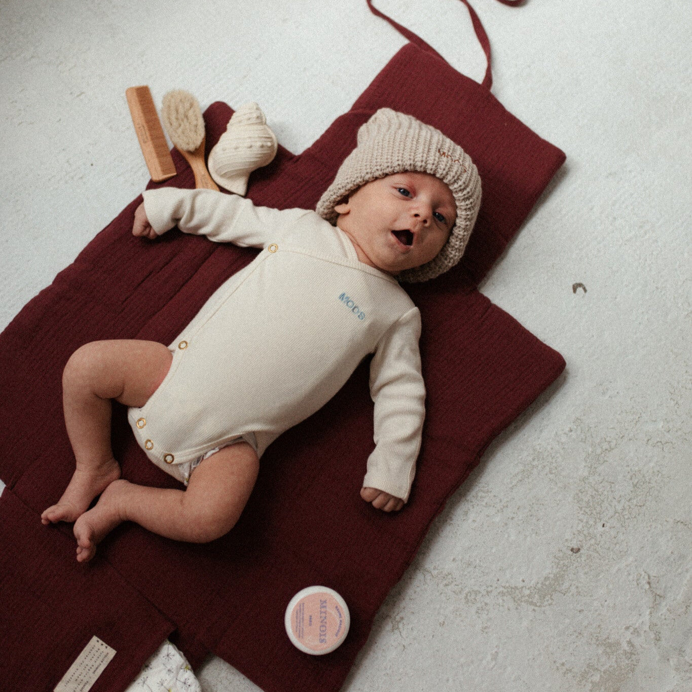 baby ligt op verschoonmat