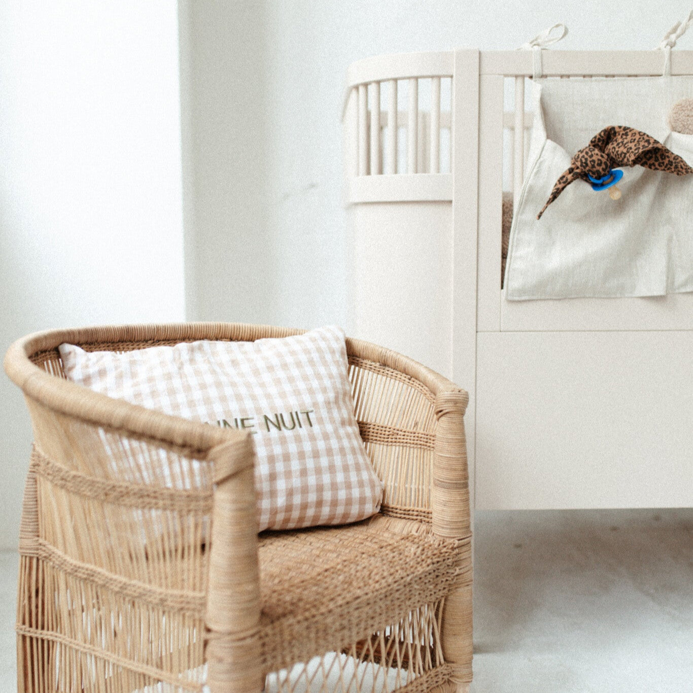 Beige kussen met witte blokjes met geborduurde letters