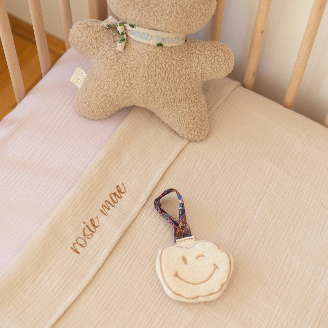 laken met tekst, speenknuffel en teddy knuffel. 