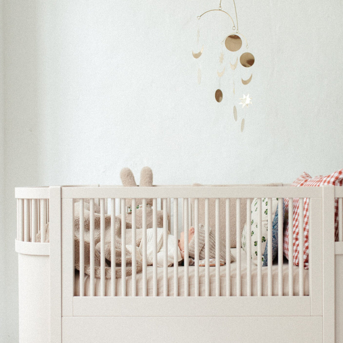 baby ligt in ledikant. 