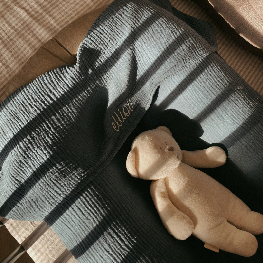 blauw laken met teddybeer 