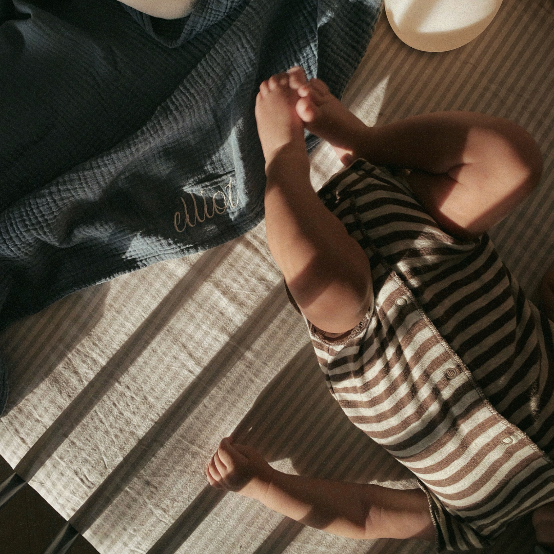 baby ligt naast laken met gepersonaliseerde tekst 