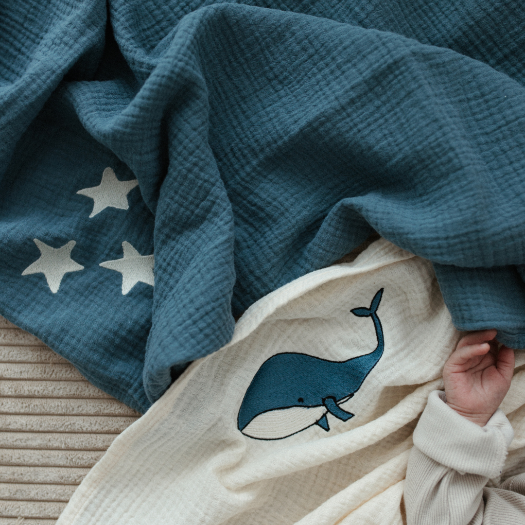 babyhandje met twee lakens met gepersonaliseerde tekst. 