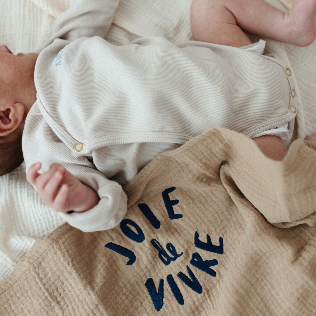 baby ligt naast laken met icoon 