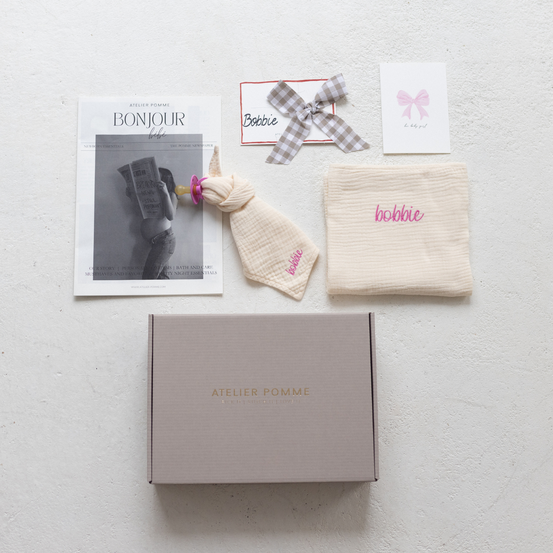 cadeaubox met magazine, speen, speendoek, laken en kaart