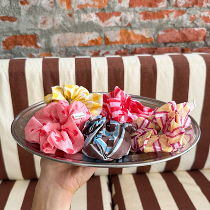 Een haarscrunchie met strepen 