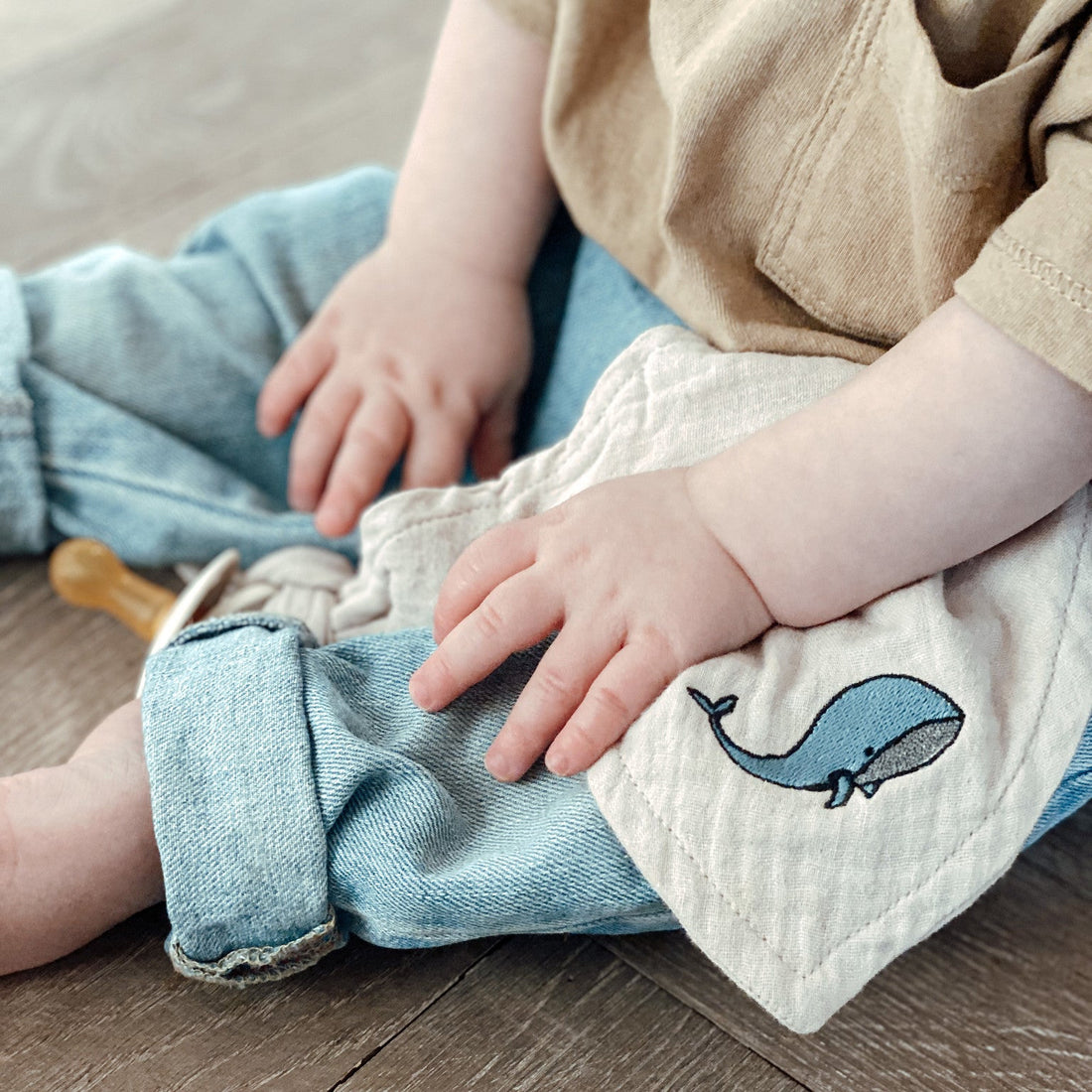 beige peendoek, ideaal voor knuffelen en bevestigen aan speentjes van je baby