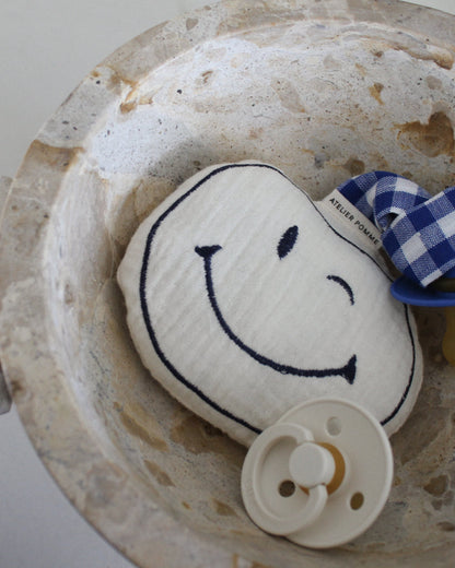 wit speendoekje met blauwe details, smiley