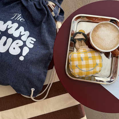 Een gele, geruite speendoekje met personalisatie