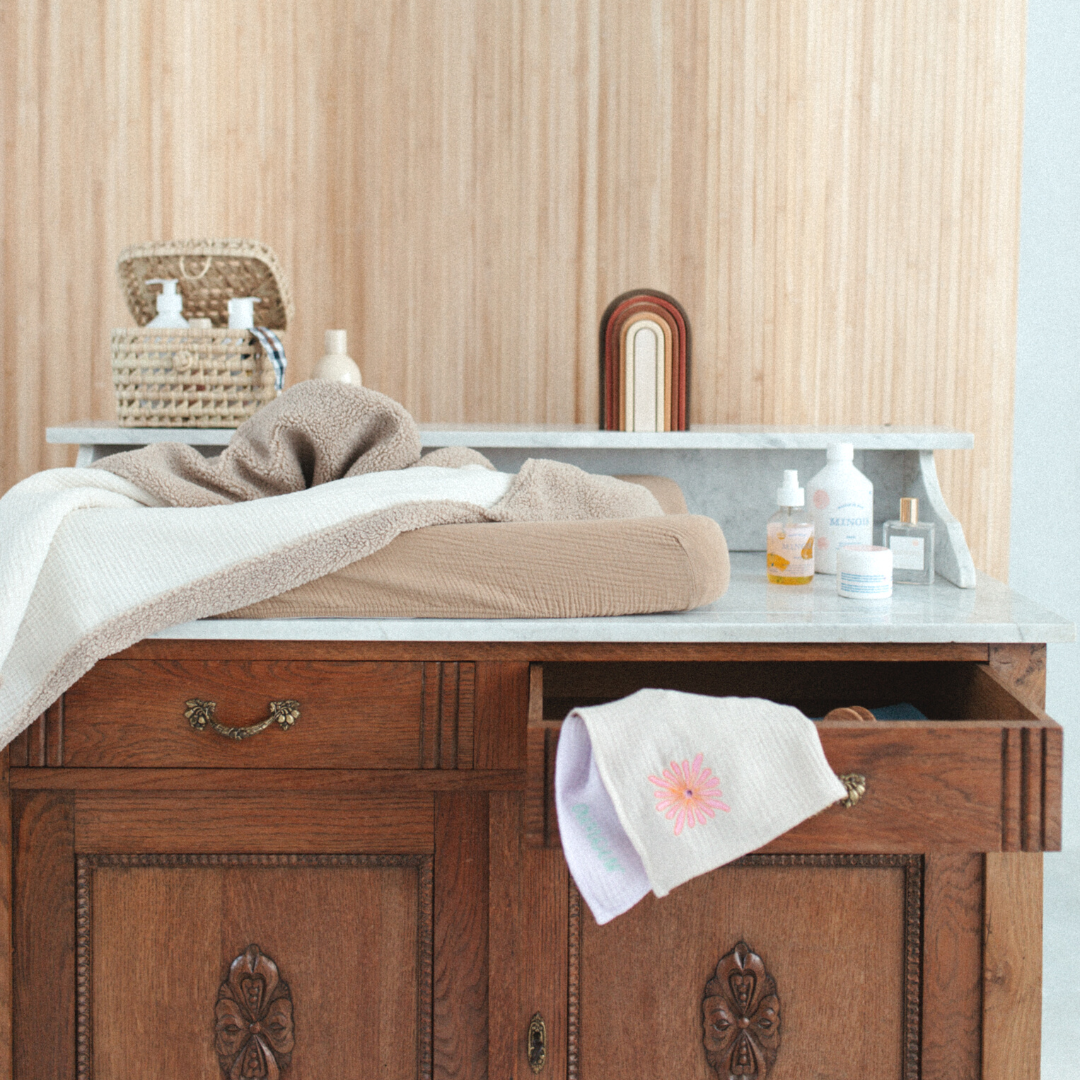 commode met aankleedkussen, teddy deken, hydrofiele doeken en verzorgingsproducten 
