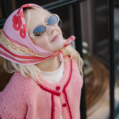 Een roze scarf met een tekst erop