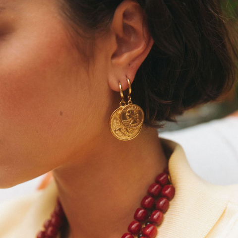 QUEEN COIN PENDANT