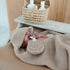 baby ligt met teddy deken op een commode. 
