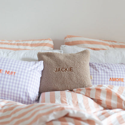 opgemaakt bed met teddy kussen 