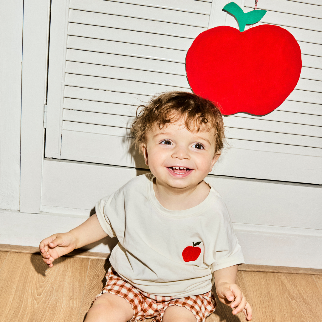 kind heeft een witte t-shirt met icoon. 